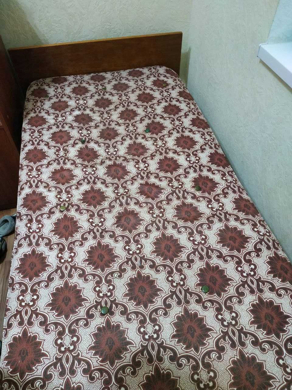 Продам односпальную кровать с матрасом.