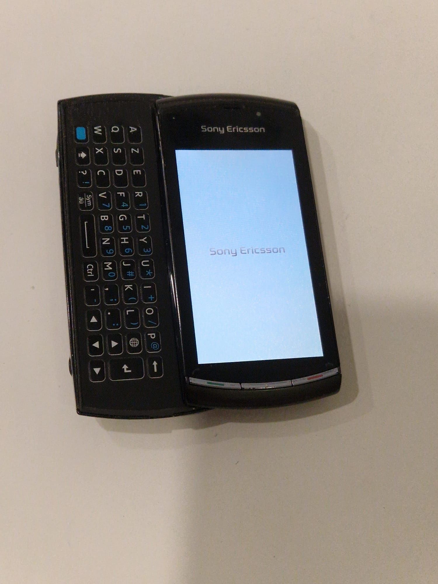 Telefon Sony Ericsson cu tastatura laterala cu încărcător original