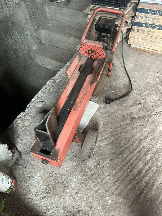 Vând despicator lemne