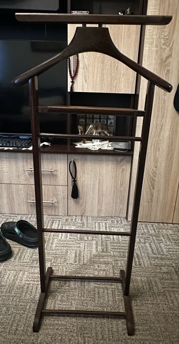 Suport de lemn pentru haine