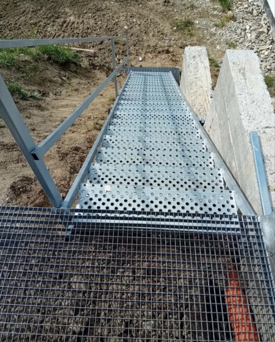 Scări metalice zincate