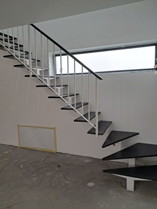 Scări metalice interioare pe vang central cu trepte din lemn masiv