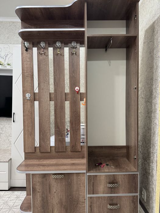 Прихожая + зеркало — функционально и удобно.