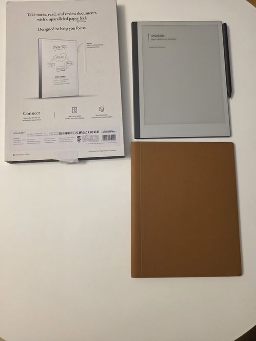 Tableta Remarkable 2 cu husa originala piele.