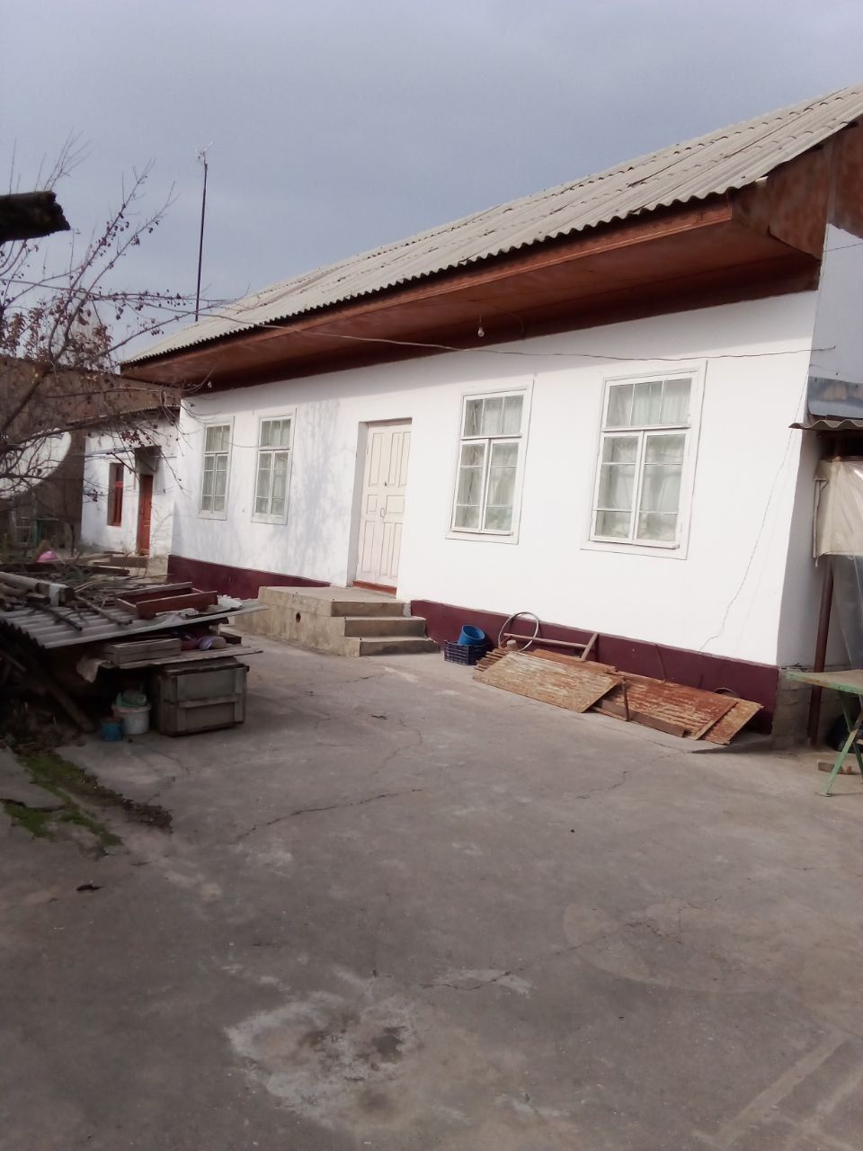 Guliston shahar markazida 3 xonali 6 sotix xovli uy sotiladi.