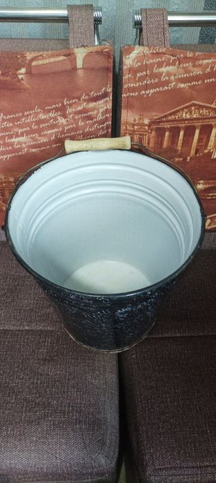 Эмалированные кастрюли и ведро .