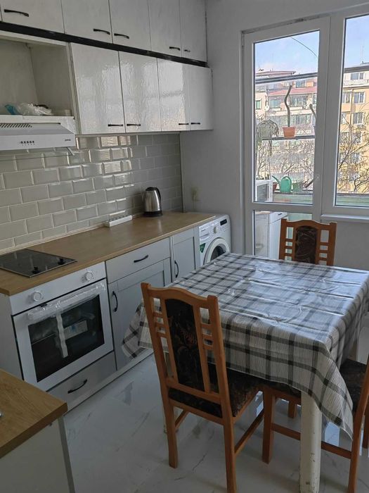 Дава се под наем Тристаен апартамент в Варна, Колхозен пазар - 90 кв.м за 459 € - Снимка #1