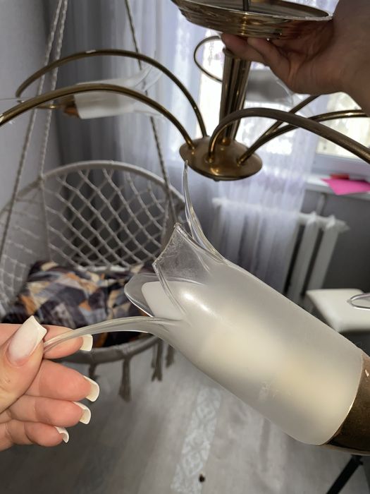 Продам люстру в нормальном состоянии