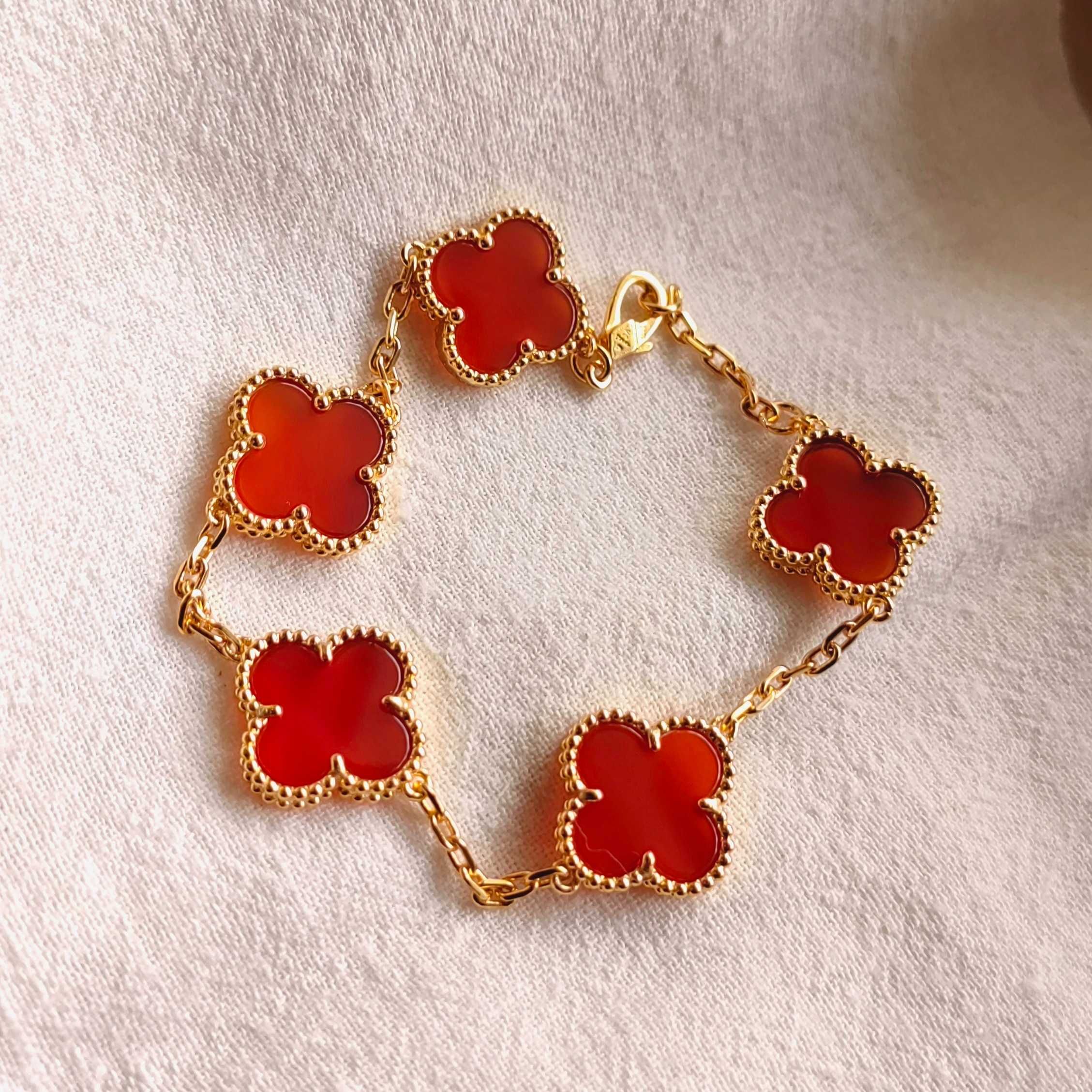 Дамска гривна с пет детелини от червен царнелин - Van Cleef & Arpels