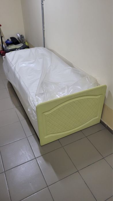 Продам кровать с матрасом  в детскую