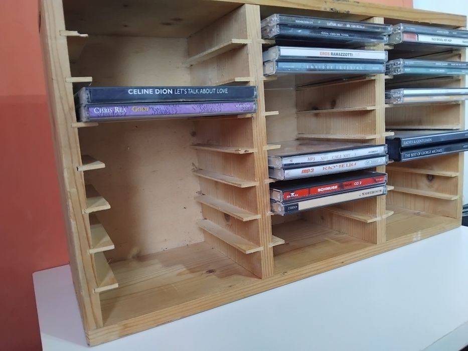 Шкаф ( стелаж) за компакт дискове