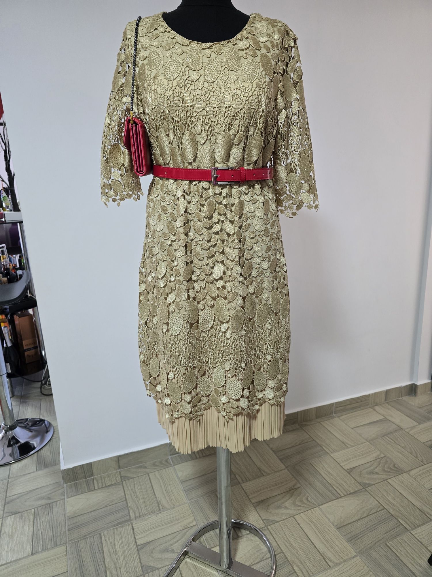 Rochie dantela brodata cu pliseuri, model elegant si feminin