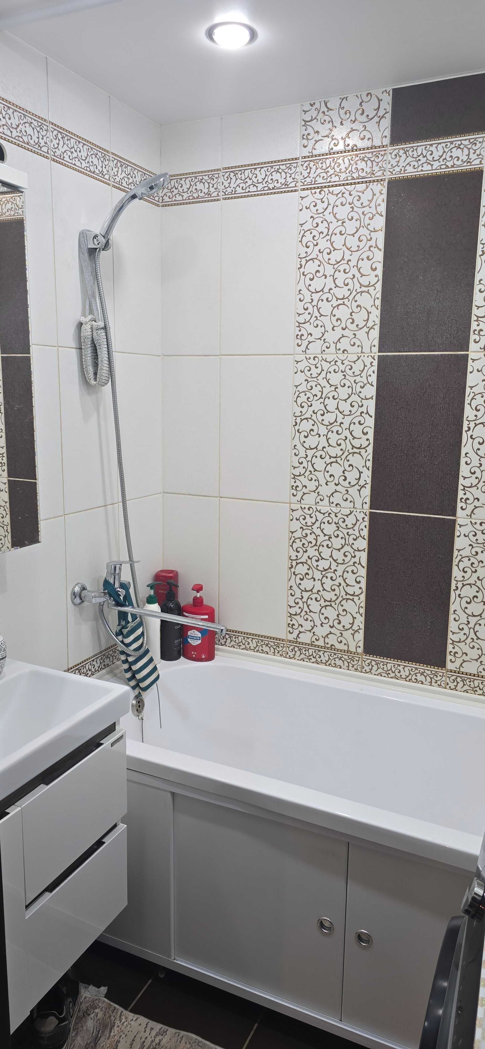 Продам 3-х ком.кв 8 мкр .1 дом