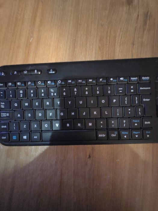 Vând tastatura Logitech cu touch