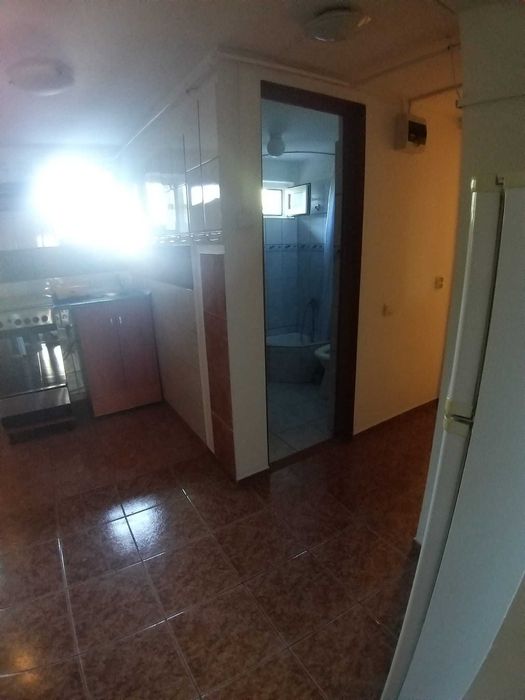 Proprietar, inchiriez garsoniera la curte