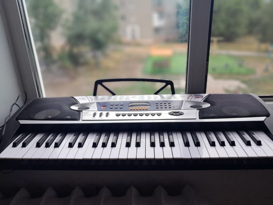 Продам синтезатор пианино в хорошем состояние