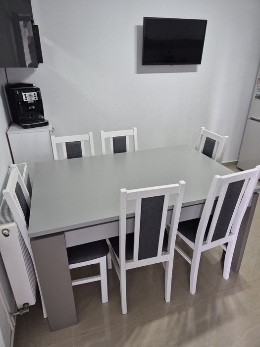 Masă extensibilă MDF dublat, 6-8 persoane – impecabilă – 900 lei