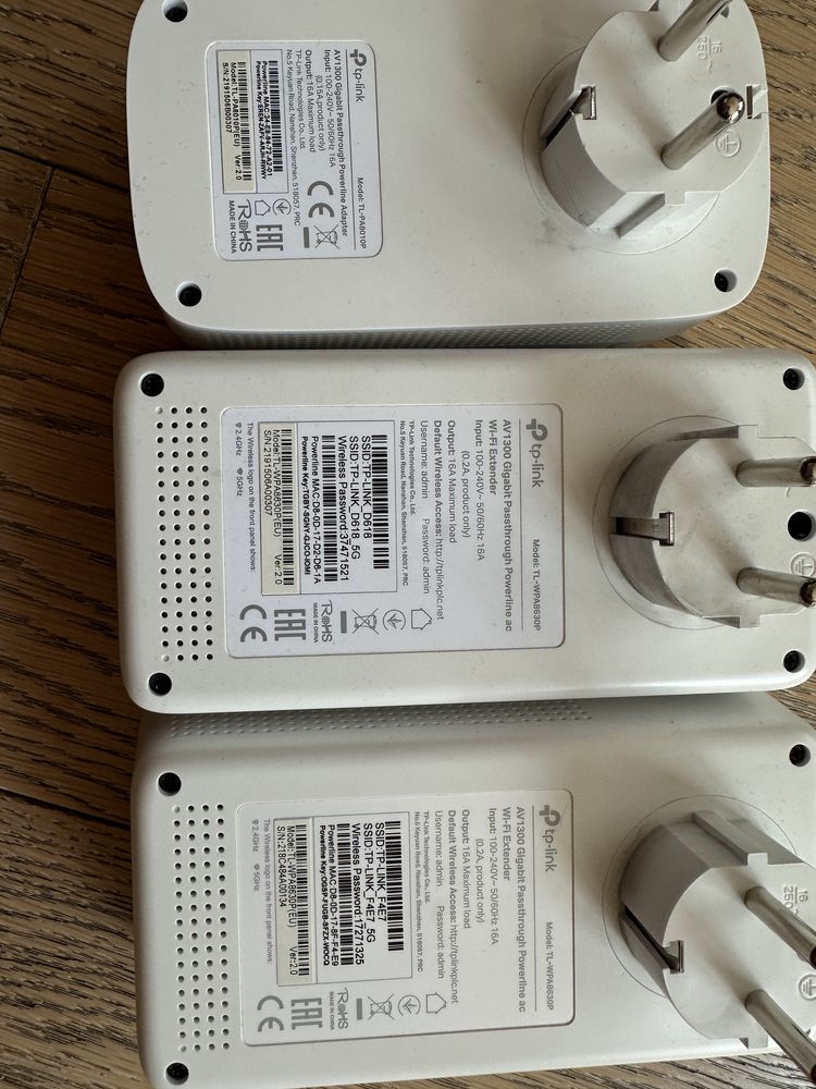 TP-Link TL-WPA8630P AV1300 Gigabit Passthrough Powerline wifi extendr