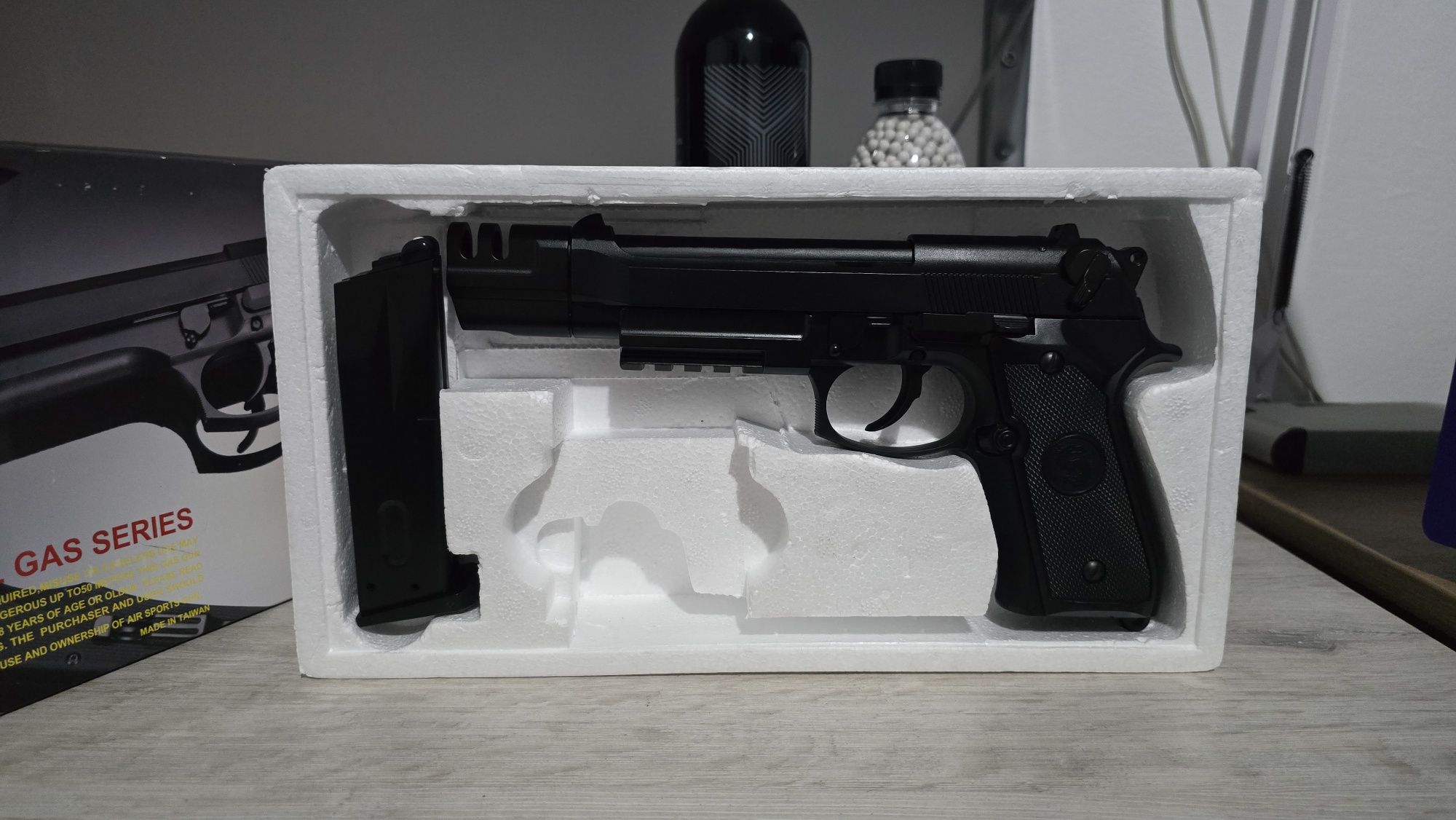AIRSOFT Pistol cu bile cu GAZ Replica Ultra Realista