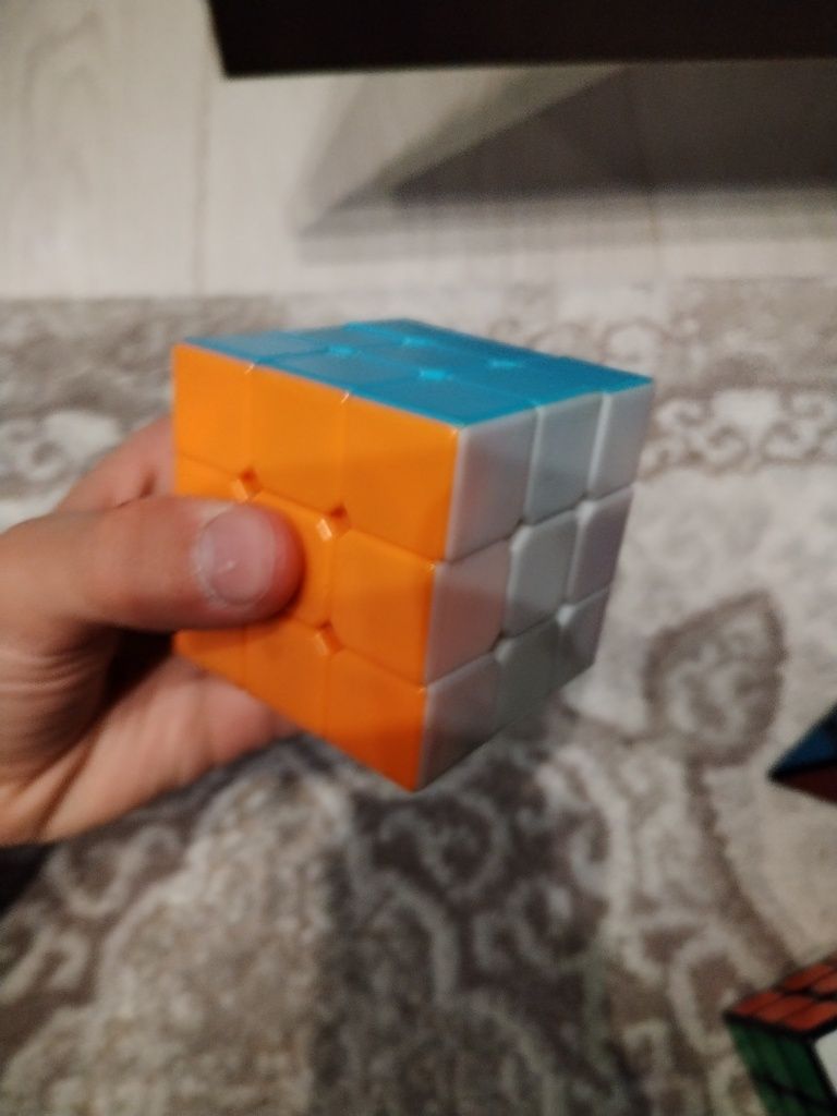 2 Cub Rubik și un piramix