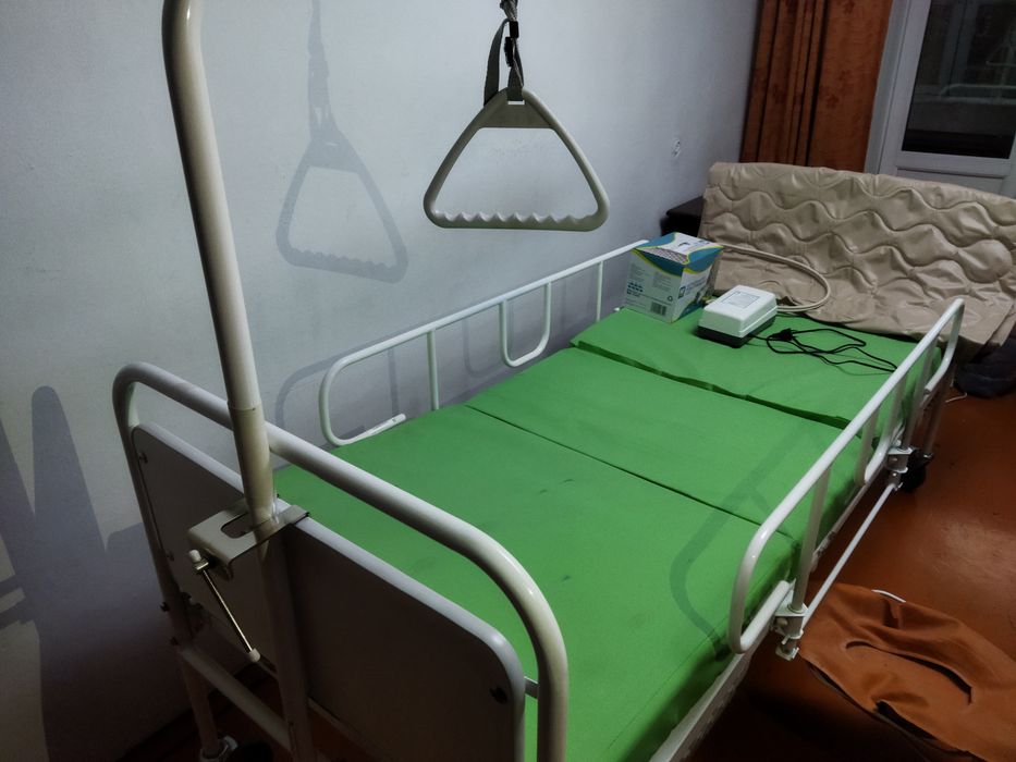 Медицинская кровать для лежачих больных с боковыми ограждениями