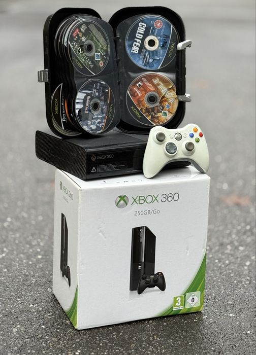 Конзола Microsoft Xbox 360, 250GB + подаръчен сет игри