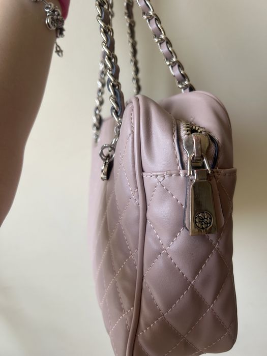 Чанта Guess розова с лека забележка