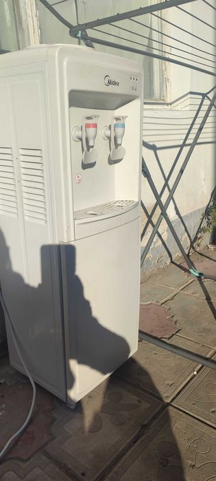 Продам недорого диспенсер воды за