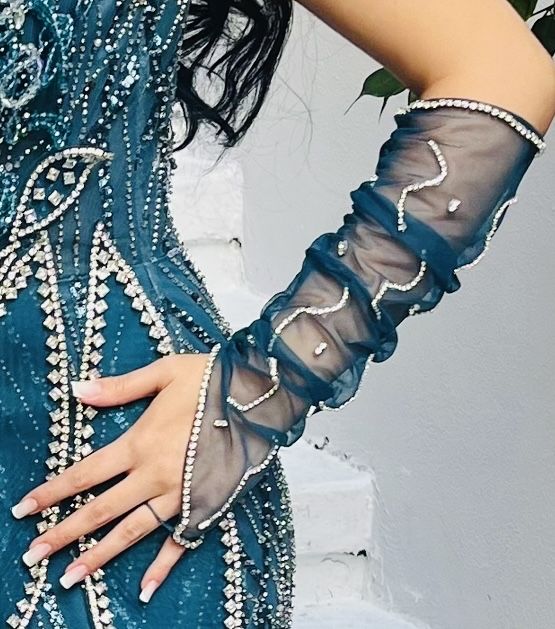 Rochie pietre lucrat manual cu manusi