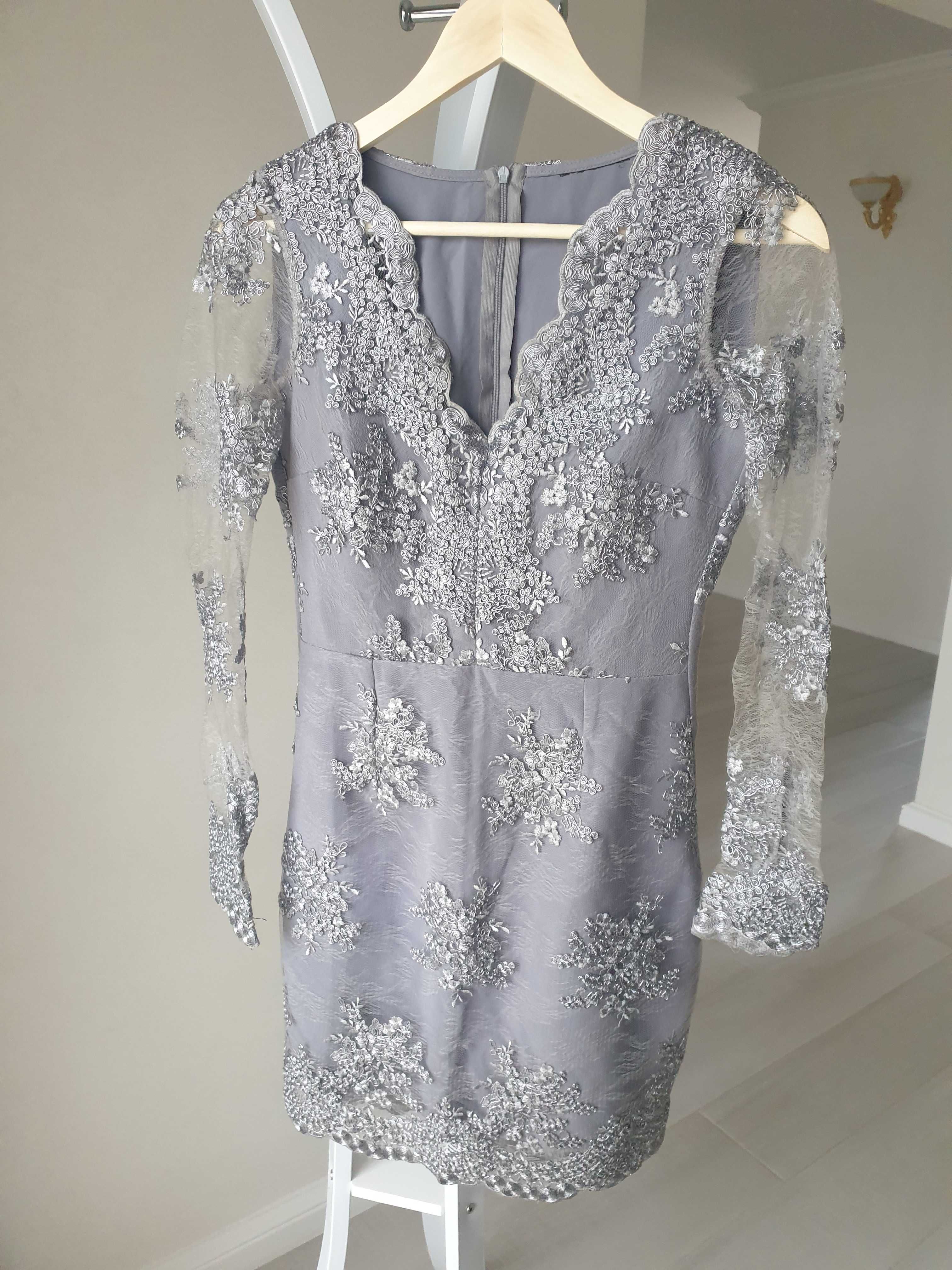 Vând rochie elegantă cu aplicații din dantelă, mărimea S