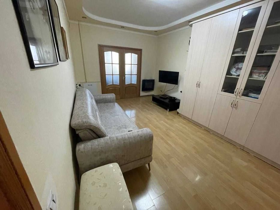 Юнусабад 18, 3/3/4 Продаётся кирпичный 77серия вдоль дороги