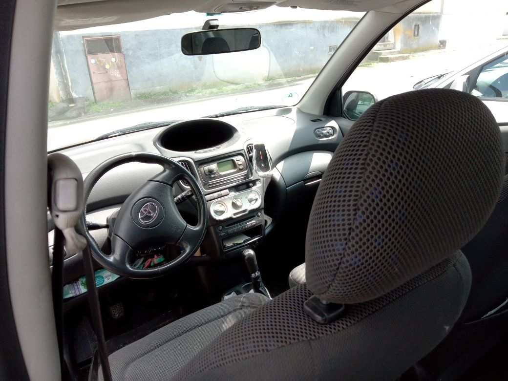 Vând TOYOTA Yaris Verso