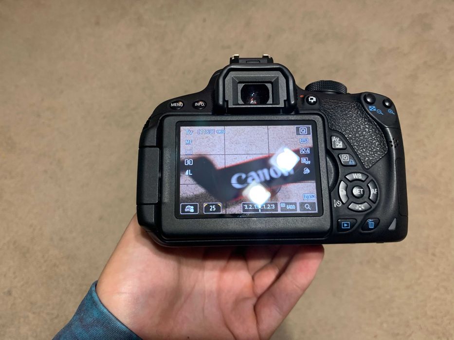 Canon EOS 700D + Obiectiv  EF-S 18-55mm IS - DSLR cu kit complet