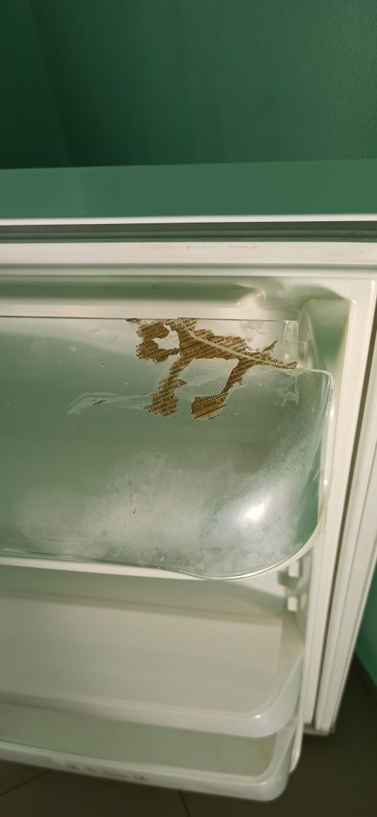 Продавам малък хладилник Zanussi