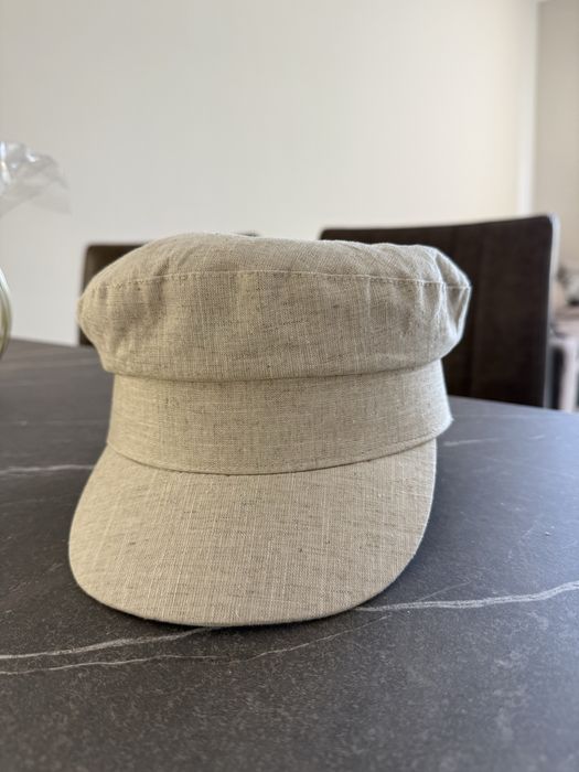 Шапка с козирка от бежов лен