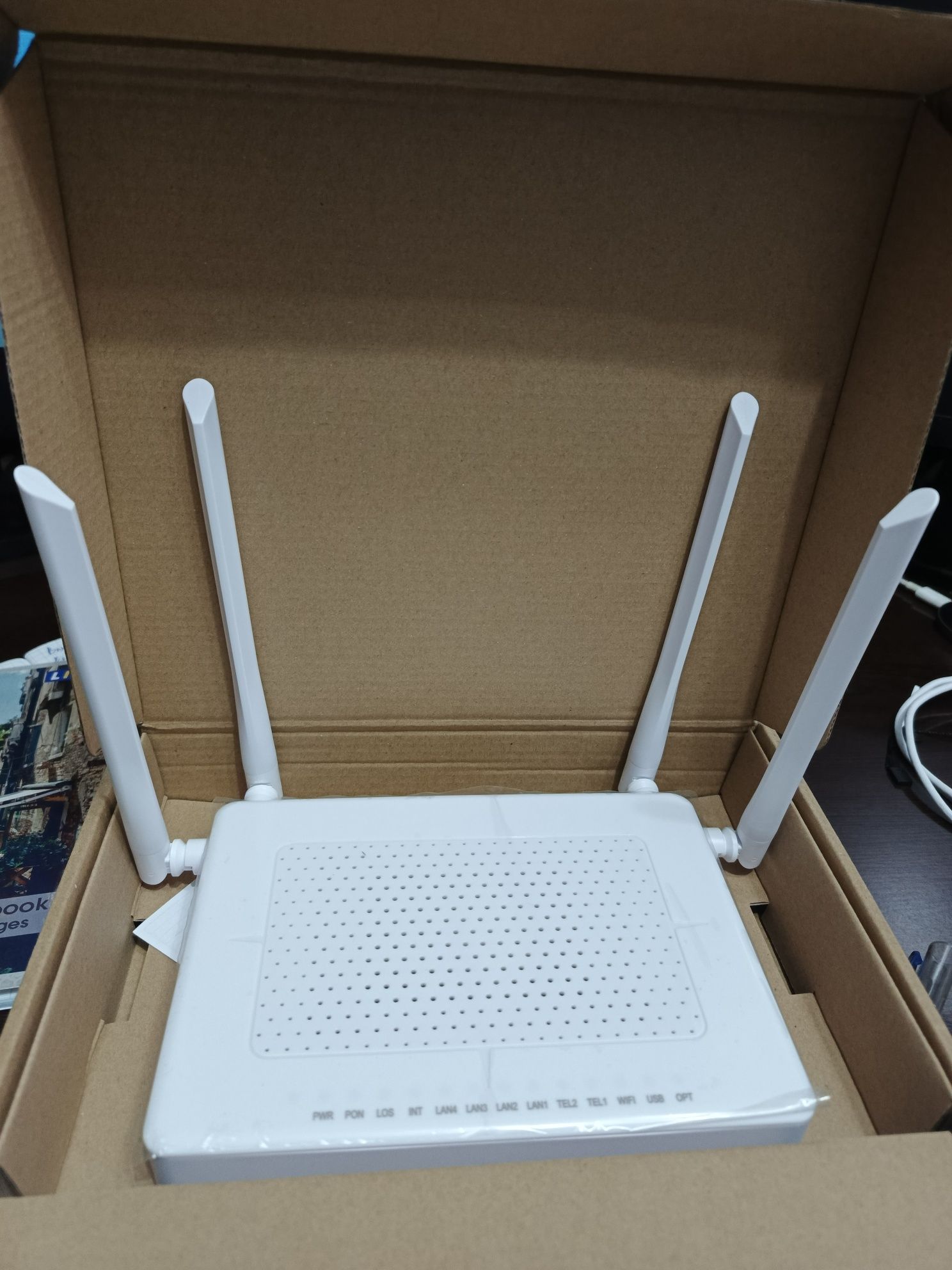 Роутер  ONU GPON, 4 порта 10/100/1000Base-T, 2 порта POTS