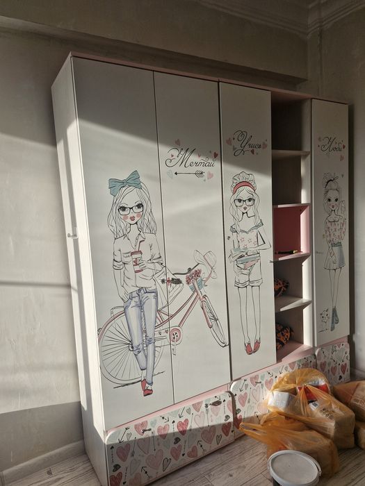 Шкаф в отличном состоянии много отделов.