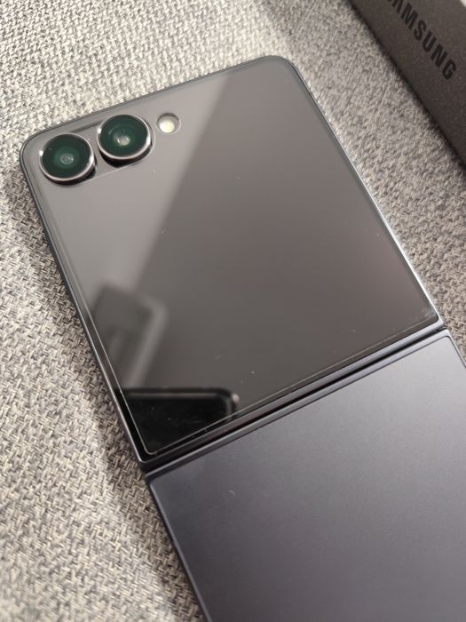 Samsung Z Flip 7 256GB / 12GB RAM