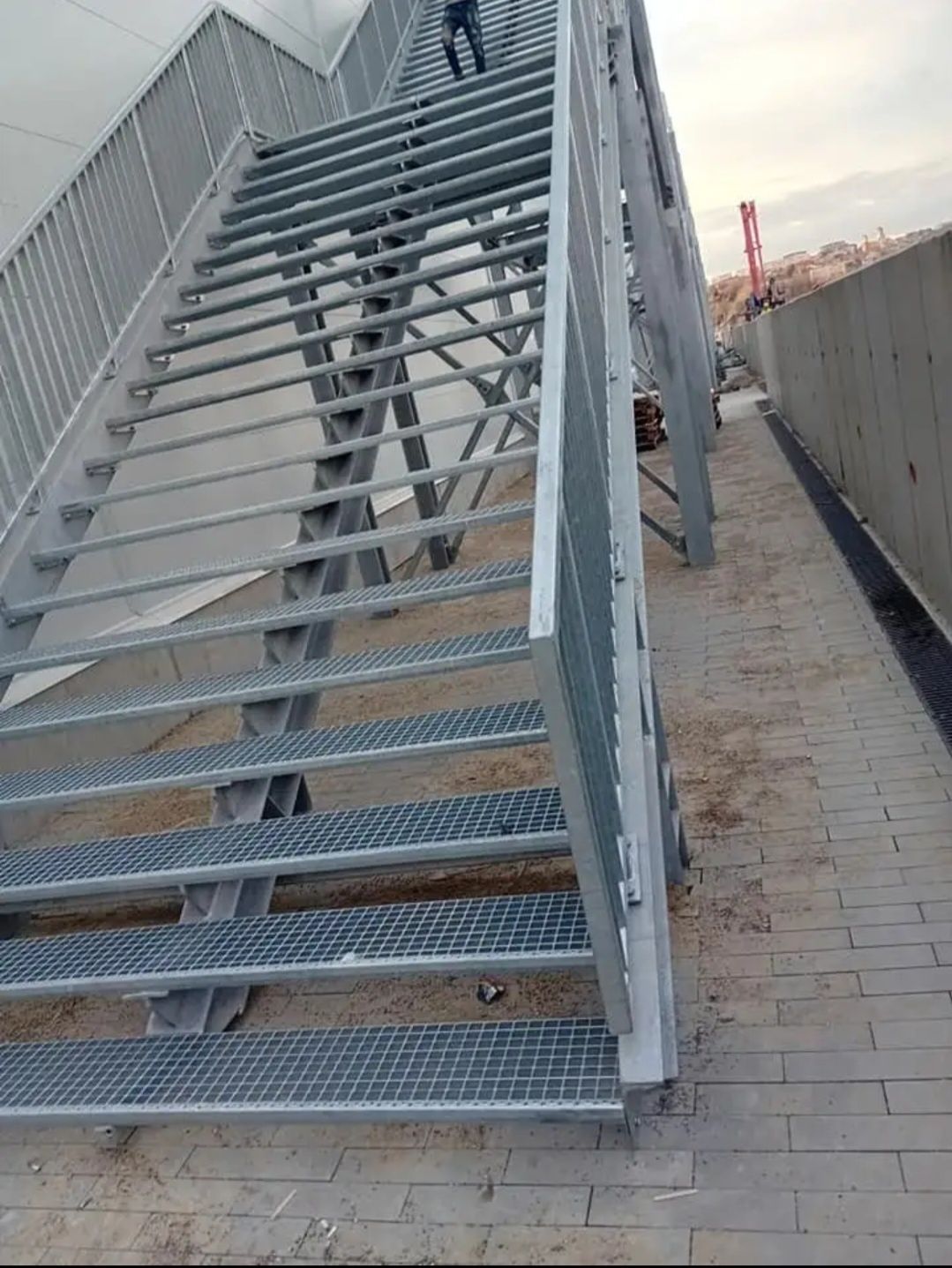 Scara zincate la comanda în toată tara