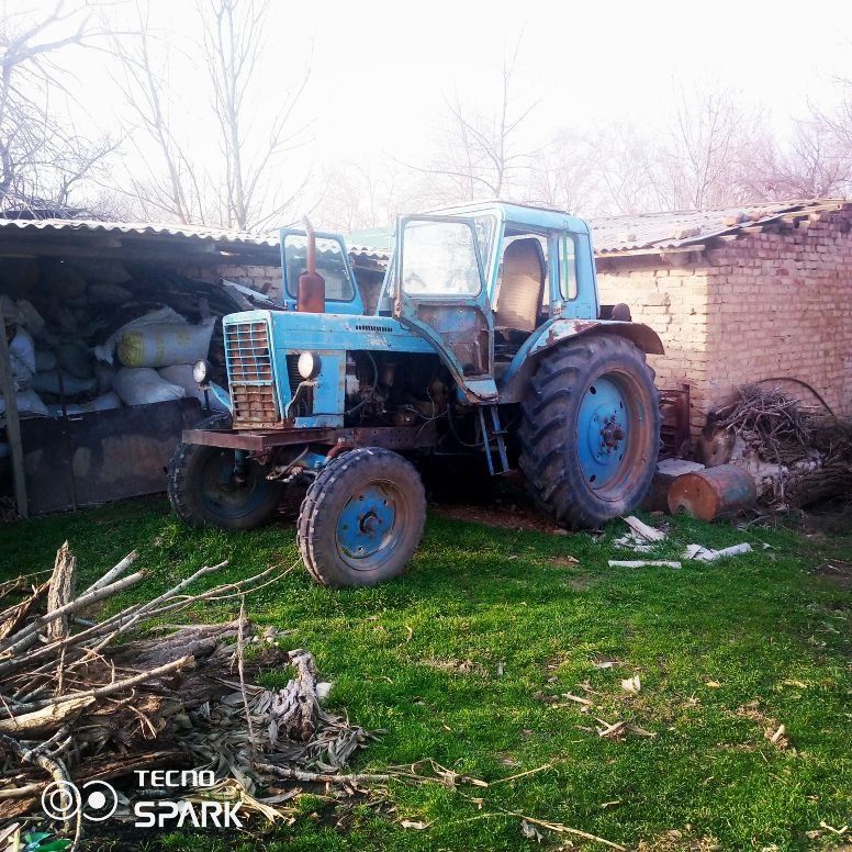 Traktor qoshimcha jihozlari bilan sotiladi