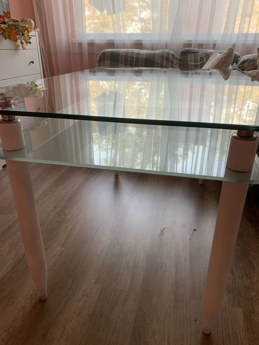 Трапезарна стъклена маса