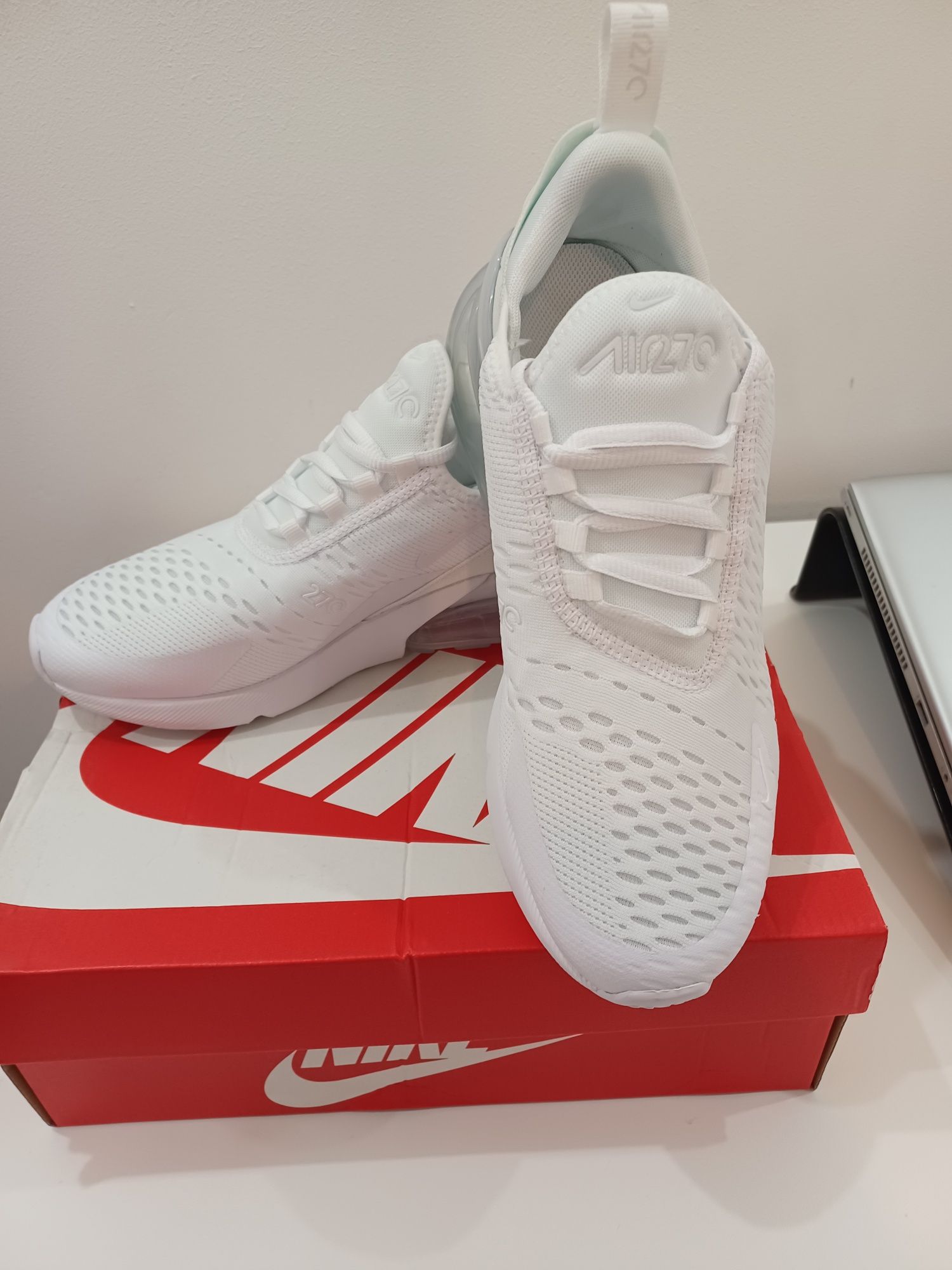 Vand adidasi Nike Air Max270 albi
