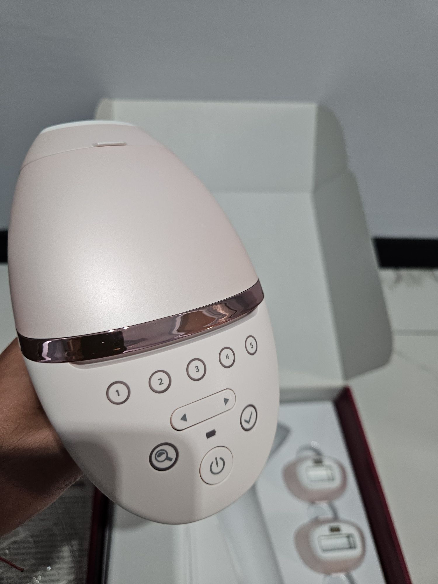 Фотоепилатор Philips Lumea 9000
