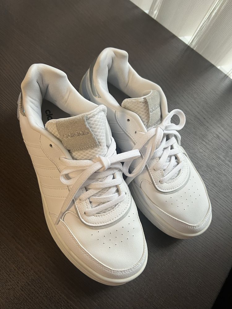 Adidas sneakers white