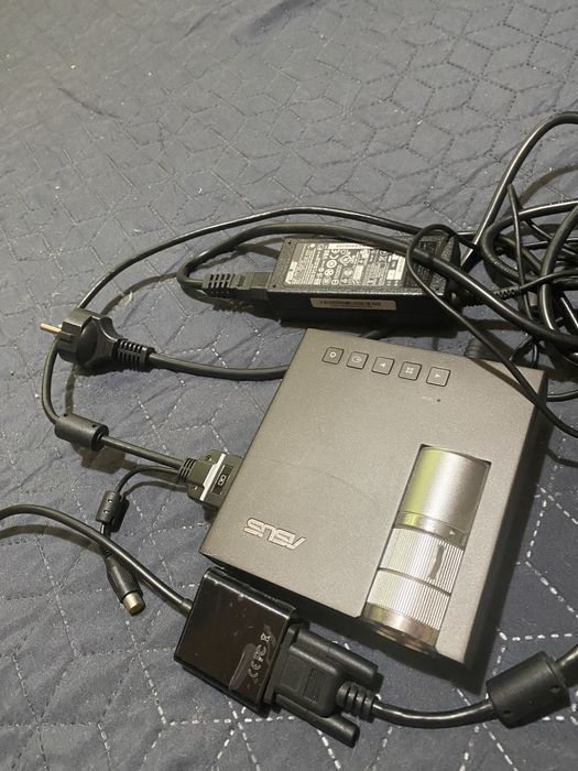 Mini proiector ASUS