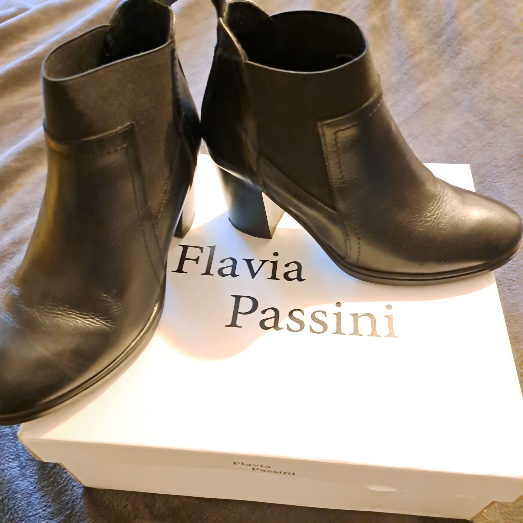 Ghete piele Flavia Passini