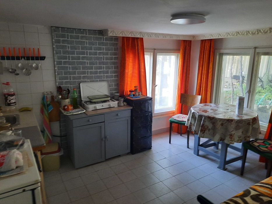 Продавам къща на 2 етажа с 2 гаража и доп. постройки