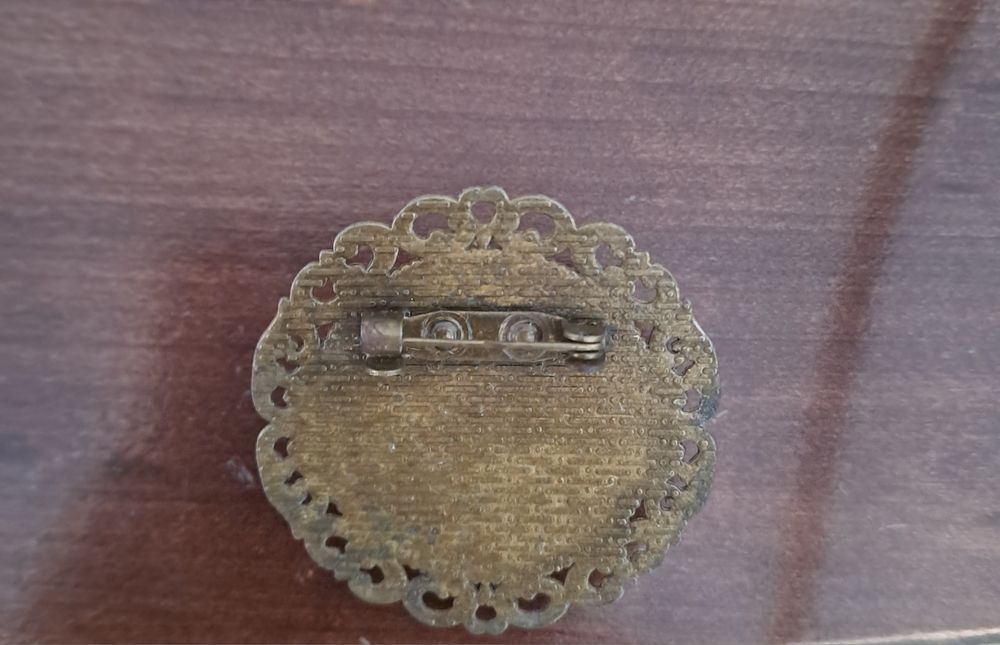 Broșă lucrată manual