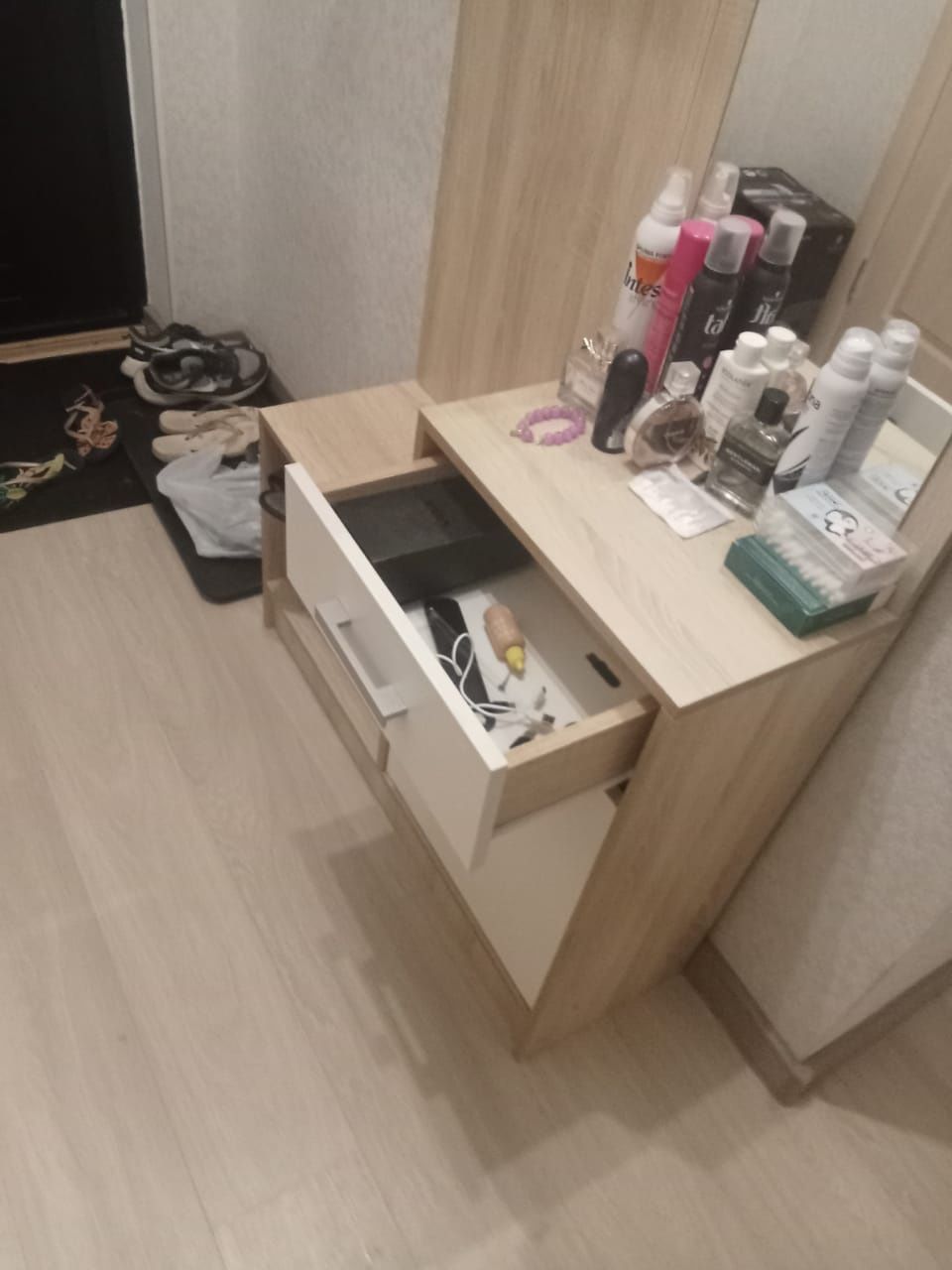 Продаю прихожую срочно
