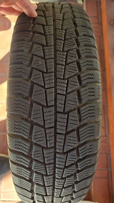 Vand 50 lei/buc 4 anvelope IARNA 175 65 15 + capace cadou r15